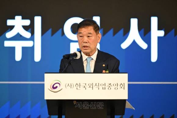 김우석 한국외식업중앙회 신임 회장이 2일 서울 중구 노보텔 앰배서더 호텔에서 열린 제28대 중앙회장 및 외식가족공제회 이사장 취임식에서 ‘동반 성장’ 비전을 밝히고 있다. 홍윤기 기자