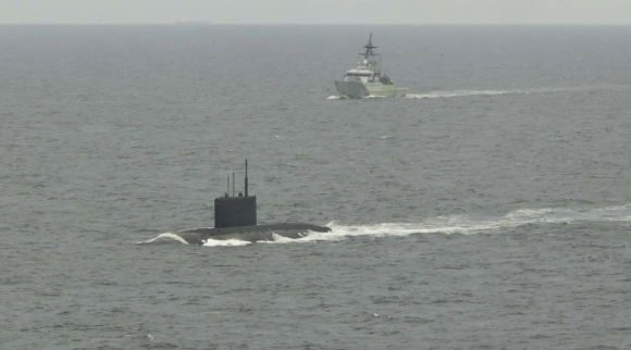 영국해협에 진입하려는 러시아 잠수함(왼쪽 아래)을 감시하는 영국 해군 소속 함정(위). 영국 왕립 해군 웹사이트 제공
