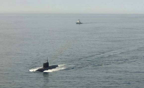 영국해협에 진입하려는 러시아 잠수함(왼쪽 아래)을 감시하는 영국 해군 소속  함정(위). 영국 왕립 해군 웹사이트 제공