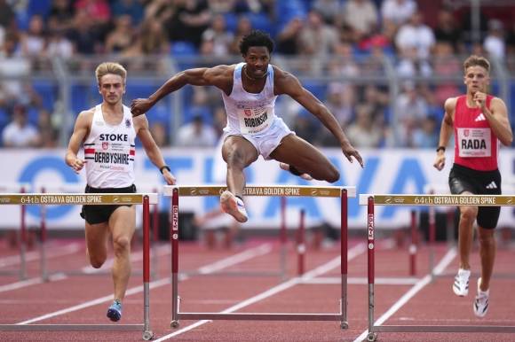 미국의 크리스 로빈슨이 2025년 6월 24일 체코 오스트라바에서 열린 골든스파이크 육상대회 남자 400m 허들 경기에서 장애물을 넘으며 우승을 향해 달리고 있다. AP뉴시스