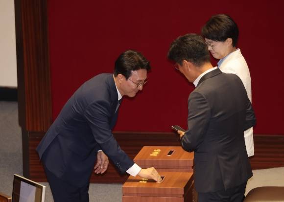 투표하는 김민석 국무총리 후보자 - 김민석 국무총리 후보자가 3일 국회 본회의에서 자신에 대한 임명동의안 투표를 하고 있다. 2025.7.3 연합뉴스