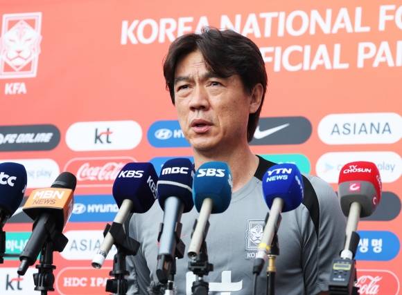 홍명보 한국 축구 국가대표팀 감독이 3일 성남종합운동장에서 2025 동아시아축구연맹(EAFF) E-1 챔피언십(동아시안컵) 대비 훈련에 돌입하는 각오를 밝히고 있다. 연합뉴스