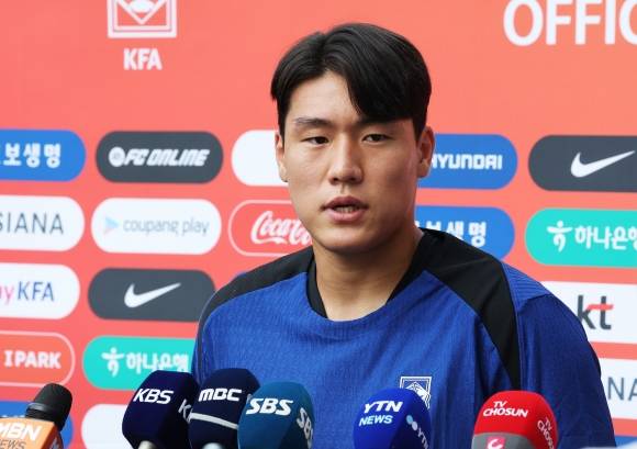 홍명보 한국 축구 국가대표팀 감독이 3일 성남종합운동장에서 2025 동아시아축구연맹(EAFF) E-1 챔피언십(동아시안컵) 대비 훈련에 돌입하면서 태극마크를 단 소감을 밝히고 있다. 연합뉴스