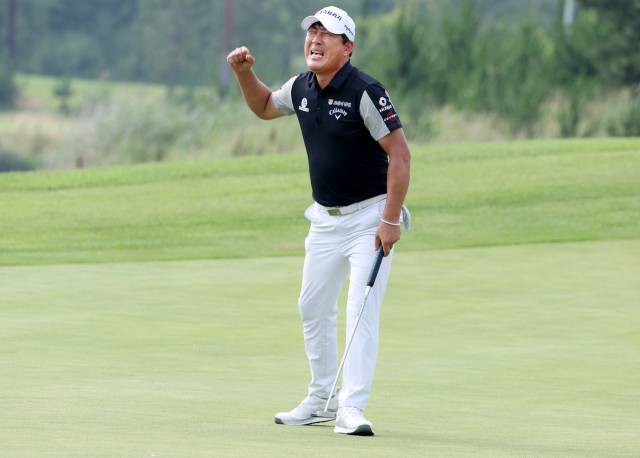 김형민이 7번 홀 그린에서 버디를 잡은 뒤 환호하고 있다. 사진 제공=KPGA