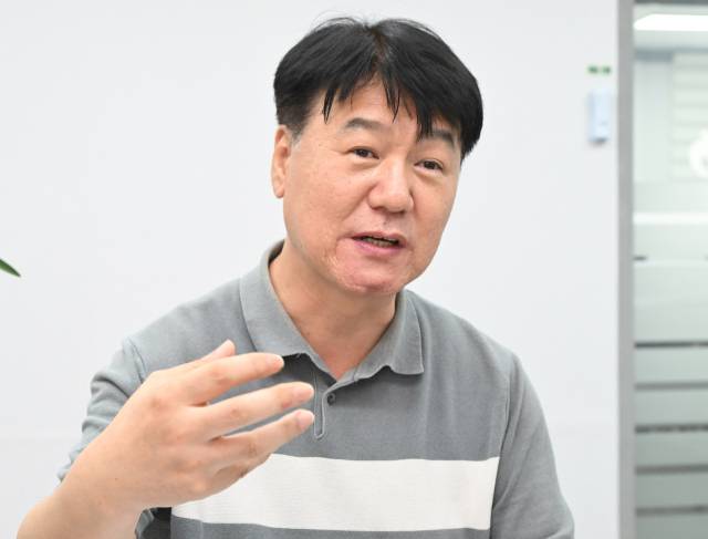 한종수 코리아케어 요양보호사교육원장이 서울경제신문과의 인터뷰에서 국내 요양보호사 수급 실정을 설명하고 있다. 오승현 기자