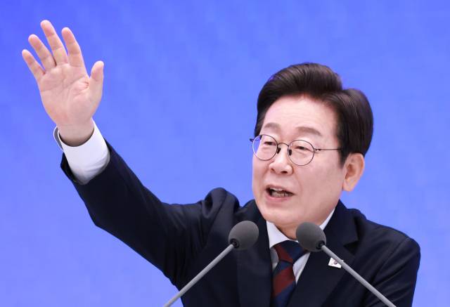 이재명 대통령이 3일 청와대 영빈관에서 열린 ‘대통령의 30일, 언론이 묻고 국민에게 답하다’ 기자회견에서 취재진의 질문을 받고 있다. 연합뉴스