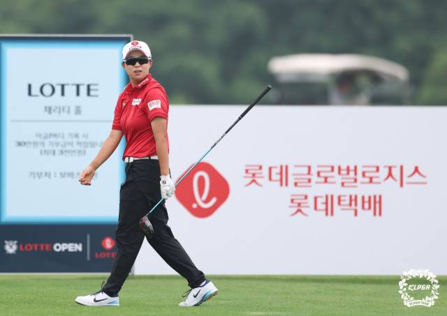 티샷을 마치고 이동하고 있는 김효주. 사진 제공=KLPGA