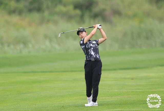 아이언 샷을 하고 있는 정윤지. 사진 제공=KLPGA