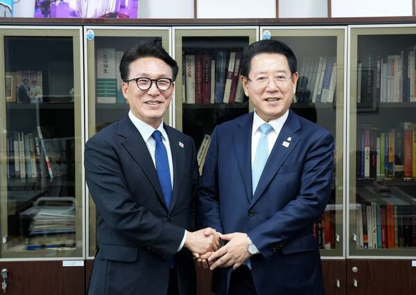 지난해 12월 20일 김영록(오른쪽) 전남도지사가 국회에서 김민석 민주당 수석최고위원을 만나 주요 도정 현안 해결을 위한 국회 차원의 협조를 요청하고 있다. 사진 제공=전라남도
