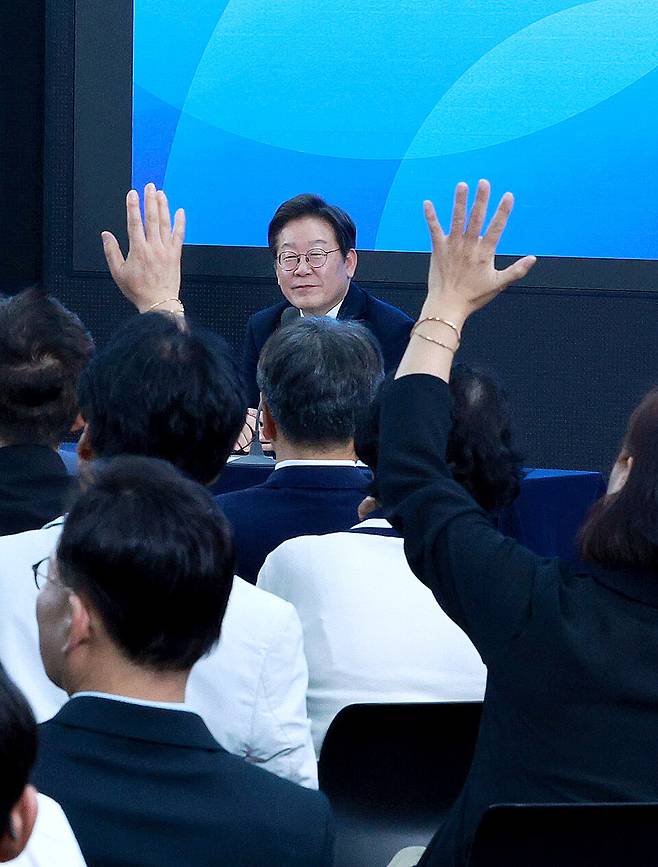 이재명 대통령이 25일 광주광역시 국립아시아문화전당에서 '광주시민·전남도민 타운홀미팅'을 하며 참석자 질문을 받고 있다. ⓒ대통령실사진기자단