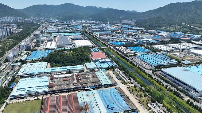 지난 6월4일 오후 경남 창원시 성산구 성산동에 위치한 창원 국가산업단지 전경. ⓒ시사저널 임준선