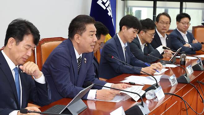 김병기 더불어민주당 대표 직무대행 겸 원내대표(왼쪽 두 번째)가 3일 국회에서 열린 신탁사기 피해자 구제를 위한 사회적 협약식에 참석해 발언하고 있다. ⓒ연합뉴스