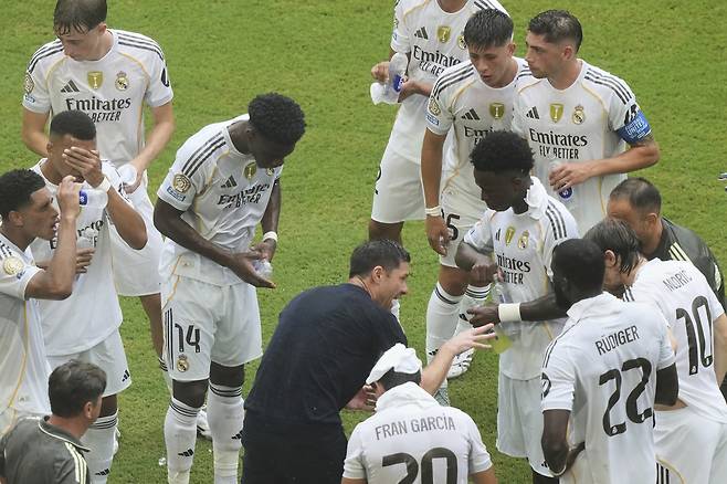 물을 마시며 사비 알론소 감독 전달사항을 듣는 레알 선수들. AP연합뉴스