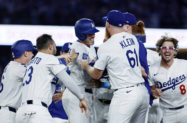 LA 다저스 선수들이 3일 시카고화이트삭스전 9회말 끝내기 역전승을 거둔 뒤 결승타를 친 프레디 프리먼을 축하하고 있다. AP연합뉴스