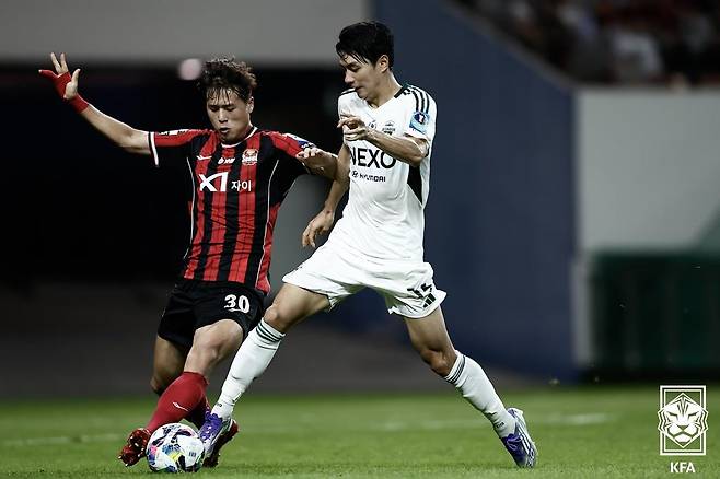 김주성(왼쪽)과 전진우가 볼 경합을 펼치고 있다. /사진=대한축구협회 제공