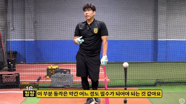 강정호가 직접 시범을 보이며 문제를 해결하기 위한 타격 메커니즘에 대해 설명하고 있다. /사진=강정호 유튜브 영상 갈무리