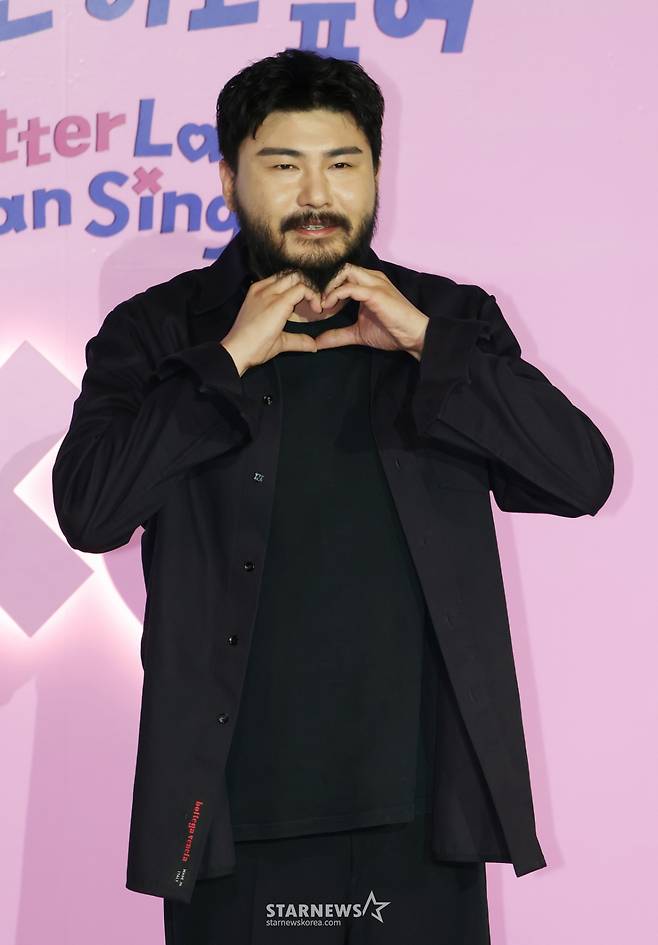 카더가든 '수염하트'[★포토]