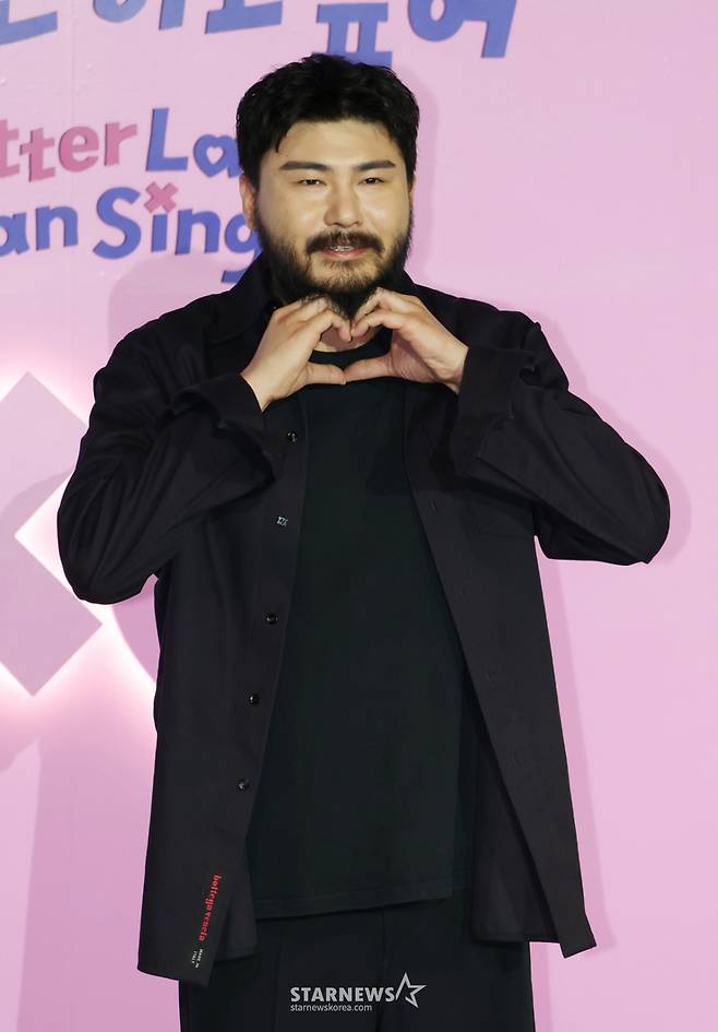 가수 카더가든이 3일 오후 서울 CGV용산아이파크몰에서 진행된 넷플릭스 예능 '모태솔로지만 연애는 하고 싶어' 제작발표회에 참석해 포즈를 취하고 있다.  연애가 서툰 모태솔로들의 인생 첫 연애를 돕는 메이크오버 연애 리얼리티 예능 ‘모태솔로지만 연애는 하고 싶어’는 오는 8일 공개된다. /2025.07.03 /사진=이동훈 photoguy@