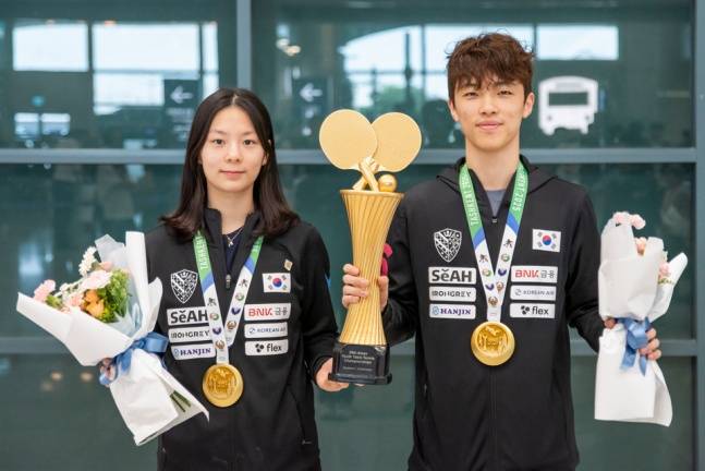 혼합복식 금메달 김가온(오른쪽)-박가현 조. /사진=대한탁구협회 제공