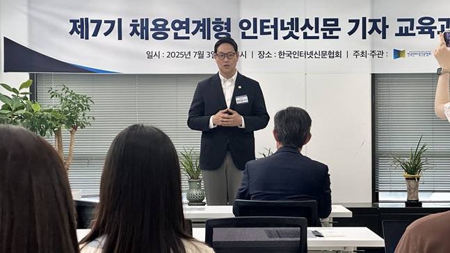 방두철 교육센터장(가운데).  /사진=한국인터넷신문협회