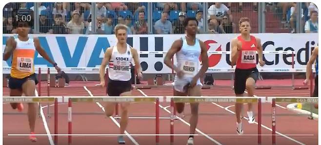 크리스 로빈슨이 경기중 노출을 피하기 위해 하의를 추스르며 달리고 있다 /사진출처= X@wimderon