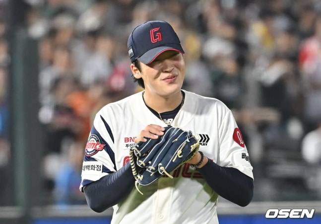 롯데 이민석이 3일 사직 LG전에서 6회를 마치며 미소를 짓고 있다.