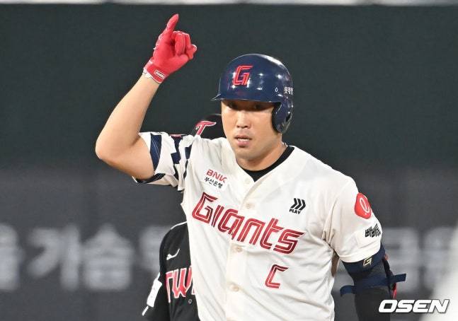 롯데 전준우가 3일 사직 LG전에서 8회 2타점 2루타를 치고 세리머니를 하고 있다.