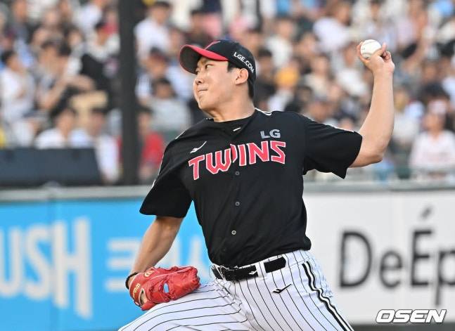 LG 손주영이 3일 사직 롯데전에서 역투하고 있다.