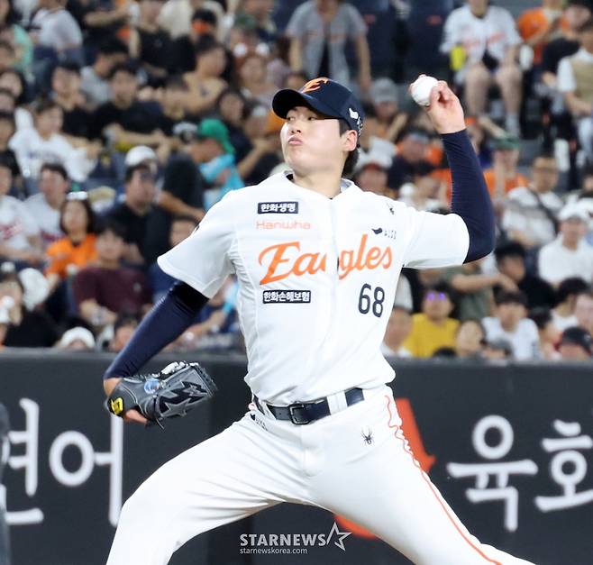 [포토]4회초 엄상백 이어 등판한 조동욱