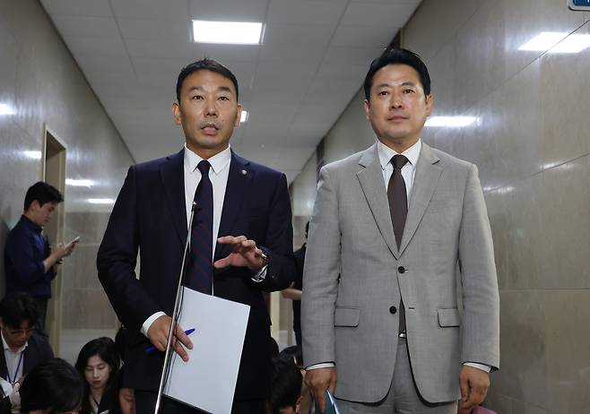 김용민 더불어민주당 법사위 간사와 장동혁 국민의힘 법사위 간사가 2일 서울 여의도 국회에서 상법 개정 관련 논의를 마친 뒤 기자들에게 브리핑을 하고 있다. [사진 | 뉴시스]