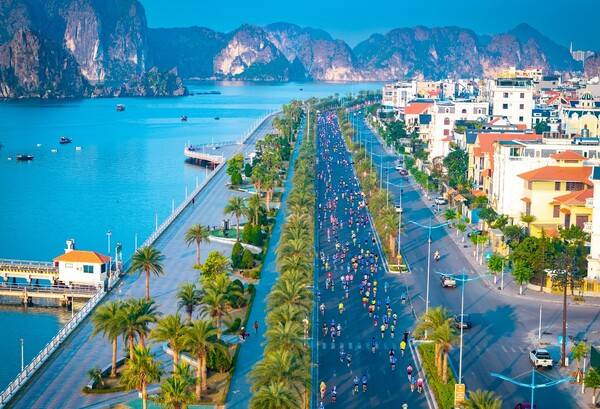 롯데관광개발이 이봉주 선수와 함께하는 '2025 베트남 하롱베이 국제 마라톤 대회' 상품을 출시했다. 사진은 하롱베이 헤리티지 마라톤 / 롯데관광개발