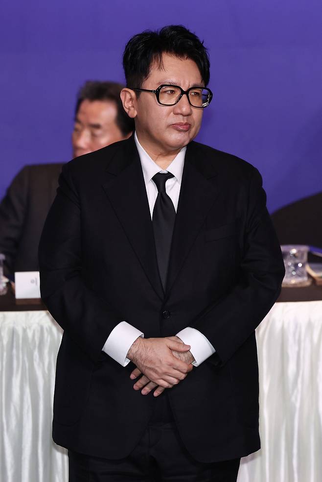 방시혁 하이브 의장이 지난 2월 서울 영등포구 FKI타워 컨퍼런스센터에서 열린 한국경제인협회 제64회 정기총회에서 신규 회원사 기념촬영을 위해 무대에 올라 대기하고 있다. 연합뉴스