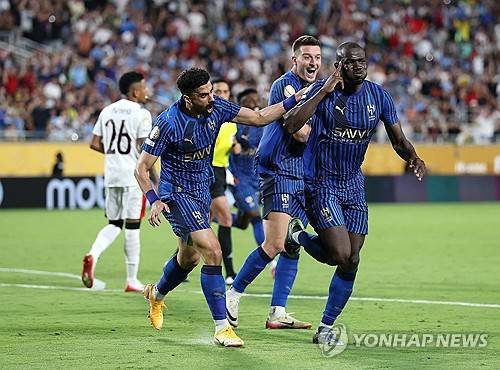 이미 부자 구단인 알힐랄(사우디아라비아)이 축구에서 새 역사를 만들자 엄청난 승리 수당을 선수들에게 줬다.&nbsp;  글로벌 축구 매체 '원풋볼'이 지난 2일(한국시간) 맨체스터 시티(잉글랜드)를 꺾은 알힐랄이 선수들에게 엄청난 금액의 보너스를 줬을 거라고 보도했다.&nbsp;연합뉴스