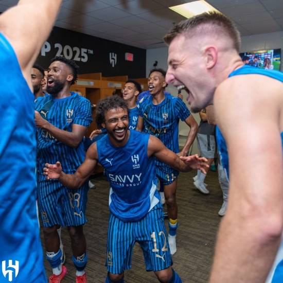 이미 부자 구단인 알힐랄(사우디아라비아)이 축구에서 새 역사를 만들자 엄청난 승리 수당을 선수들에게 줬다.&nbsp;  글로벌 축구 매체 '원풋볼'이 지난 2일(한국시간) 맨체스터 시티(잉글랜드)를 꺾은 알힐랄이 선수들에게 엄청난 금액의 보너스를 줬을 거라고 보도했다.&nbsp;알힐랄