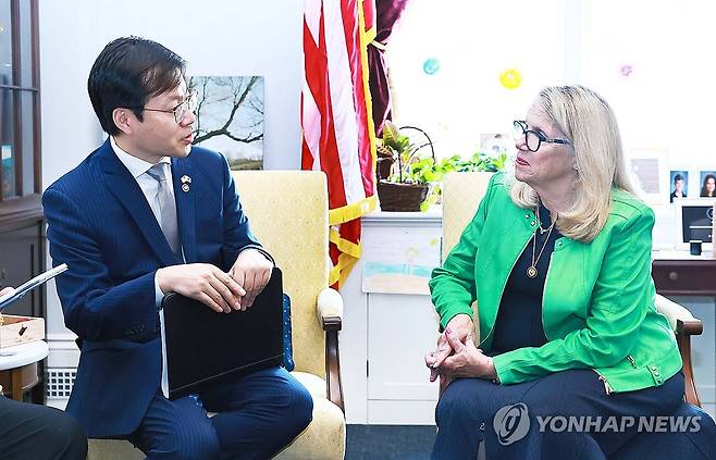 여한구 통상교섭본부장, 캐롤 밀러 하원의원과 면담 (서울=연합뉴스) 여한구 통상교섭본부장이 25일(현지시간) 미국 워싱턴DC 미국 의회에서 캐롤 밀러 하원의원과 면담하고 있다. 2025.6.26 [산업통상자원부 제공. 재판매 및 DB 금지] photo@yna.co.kr