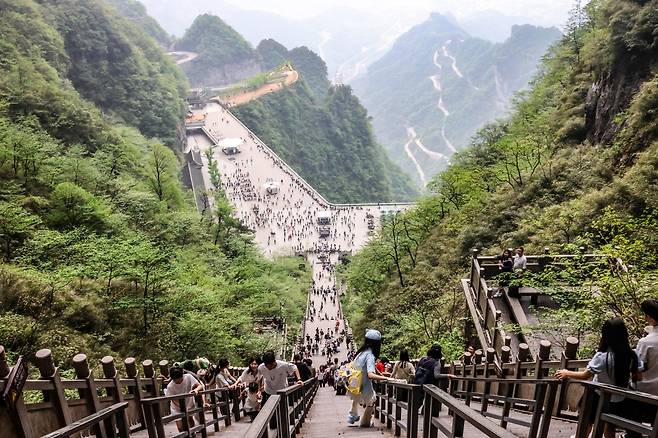 톈먼동굴에서 아래 광장까지 이어진 999계단 [사진/백승렬 기자]