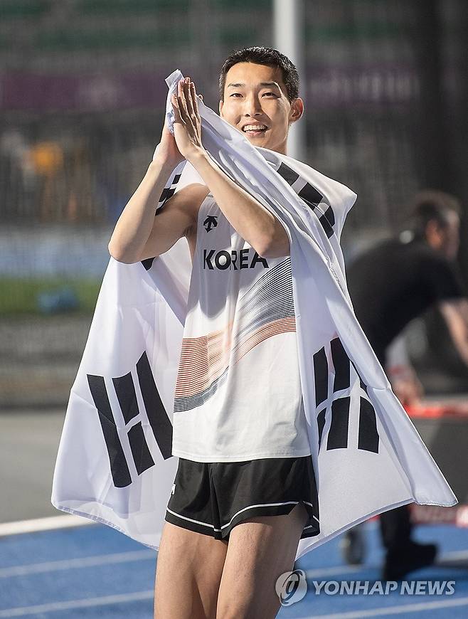 우상혁, 아시아육상 정상에 우뚝 (구미=연합뉴스) '스마일 점퍼' 우상혁(29·용인시청)이 지난 29일 경북 구미시민운동장에서 열린 2025 아시아육상경기선수권대회 남자 높이뛰기 결선에서 2ｍ29를 넘어 정상에 오른 뒤 기뻐하고 있다. 우상혁은 이날 2023년 방콕 대회(2ｍ28)에 이은 2연패를 달성했고 2017년 인도 부바네스와르 대회(2ｍ30)를 포함해 아시아선수권 개인 통산 3번째 우승을 차지했다. 2025.5.30 [구미시 제공. 재판매 및 DB 금지] mtkht@yna.co.kr