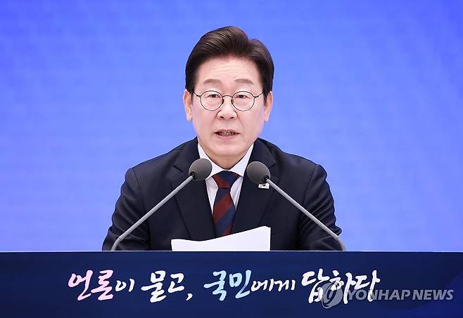 이재명 대통령, 취임 30일 기자회견 인사말 (서울=연합뉴스) 홍해인 기자 = 이재명 대통령이 3일 청와대 영빈관에서 열린 '대통령의 30일, 언론이 묻고 국민에게 답하다' 기자회견에서 인사말을 하고 있다.  2025.7.3 hihong@yna.co.kr