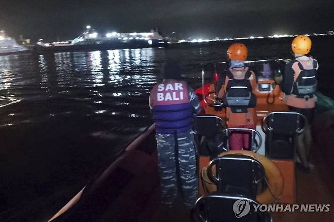 인도네시아 여객선 침몰 (바뉴왕이[인도네시아] AP=연합뉴스) 인도네시아 수색구조청 대원들이 3일 새벽 인도네시아 동자바주 케타팡 해역에서 침몰한 여객선 탑승자들을 구조하기 위해 수색하고 있다. 2025.7.3. photo@yna.co.kr