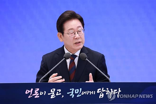 이재명 대통령, 취임 30일 기자회견 (서울=연합뉴스) 홍해인 기자 = 이재명 대통령이 3일 청와대 영빈관에서 열린 '대통령의 30일, 언론이 묻고 국민에게 답하다' 기자회견에서 발언하고 있다.  2025.7.3 hihong@yna.co.kr