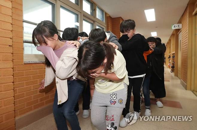 신속한 화재 대피 훈련 [연합뉴스 자료사진]