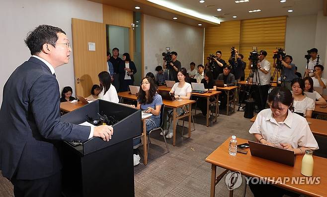 브리핑하는 정민영 특검보 (서울=연합뉴스) 김도훈 기자 = 순직 해병 특별검사팀의 정민영 특검보가 2일 서울 서초구 특검 기자실에서 언론 브리핑을 하고 있다. 2025.7.2 superdoo82@yna.co.kr