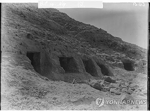 이집트 누와이라트 소재 암반 무덤 (AP=연합뉴스) 대략 기원전 2855∼2570년에 살았던 것으로 추정되는 고대 이집트 남성의 시신이 발견된 이집트 누와이라트 소재 암반 무덤. AP를 통해 배포되는 제3자 제공 사진. 원형 그대로 크레딧 표시 필수. 관련 기사에만 사용 가능함. 전송 후 14일 이내에만 사용 가능. DB 금지, 재판매 금지, 재사용 허용 금지, 라이선싱 금지. (John Garstang, Mahmoud Abd El Gelel/Garstang Museum of Archaeology/University of Liverpool via AP) 2025.7.3.