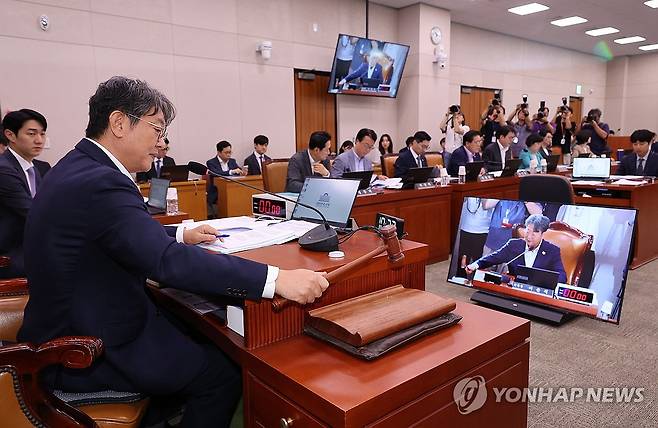 법제사법위원회 전체회의 (서울=연합뉴스) 박동주 기자 = 3일 서울 여의도 국회에서 열린 법제사법위원회 전체회의에서 더불어민주당 소속 이춘석 위원장이 의사봉을 두드리고 있다. 2025.7.3 pdj6635@yna.co.kr