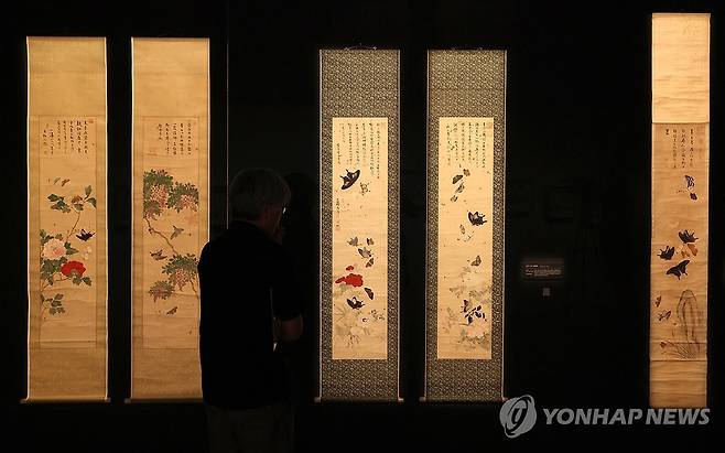 광복 80주년 석주명 특별전 (제주=연합뉴스) 박지호 기자 = 3일 오전 제주시 건입동 국립제주박물관에서 열린 '제주에 나빌레라-광복 80주년 기념 석주명 특별전' 언론 공개회에서 참석자들이 전시물을 살펴보고 있다.
석주명의 나비와 제주학 주요 저서, 남계우의 나비 그림, 나비 공예품 등을 모은 이 전시는 4일 개막해 10월 19일까지 이어진다. 2025.7.3 jihopark@yna.co.kr