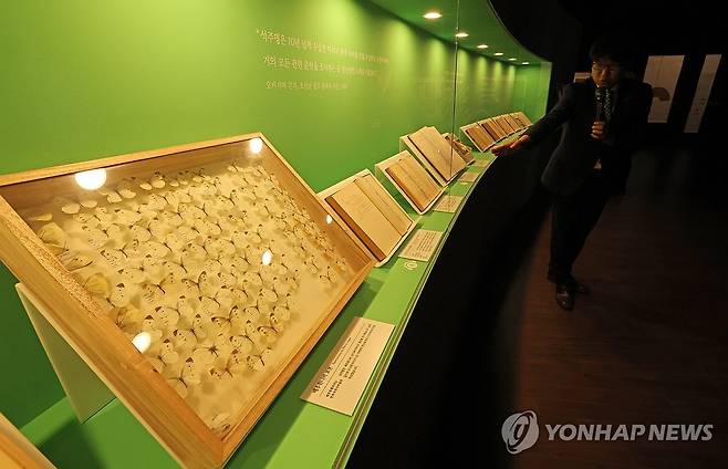 광복 80주년 석주명 특별전 (제주=연합뉴스) 박지호 기자 = 3일 오전 제주시 건입동 국립제주박물관에서 열린 '제주에 나빌레라-광복 80주년 기념 석주명 특별전' 언론 공개회에서 이재호 학예연구사가 전시물에 대해 설명하고 있다.
    석주명의 나비와 제주학 주요 저서, 남계우의 나비 그림, 나비 공예품 등을 모은 이 전시는 4일 개막해 10월 19일까지 이어진다.  2025.7.3 jihopark@yna.co.kr