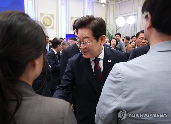 기자단과 인사하는 이재명 대통령 (서울=연합뉴스) 한상균 기자 = 이재명 대통령이 3일 청와대 영빈관에서 '대통령의 30일, 언론이 묻고 국민에게 답하다' 기자회견을 마친 뒤 퇴장하며 기자단과 인사하고 있다. 2025.7.3 [대통령실통신사진기자단] xyz@yna.co.kr