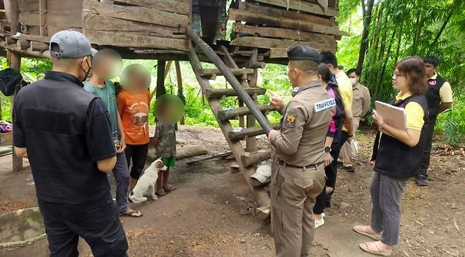 태국 당국에 구조된 8살 소년(모자이크 맨 오른쪽) [태국 매체 카오솟 홈페이지 캡처. 재판매 및 DB 금지]