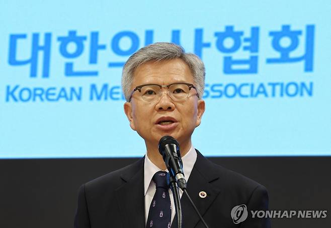 김택우 대한의사협회장, 입장문 발표 (서울=연합뉴스) 이진욱 기자 = 3일 서울 용산구 대한의사협회회관에서 김택우 대한의사협회장이 입장문을 발표하고 있다. 2025.7.3 cityboy@yna.co.kr