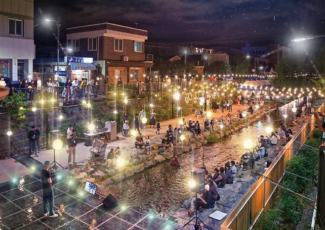 야간축제가 열린 공주 제민천  [충남 공주시 제공. 재판매 및 DB 금지]